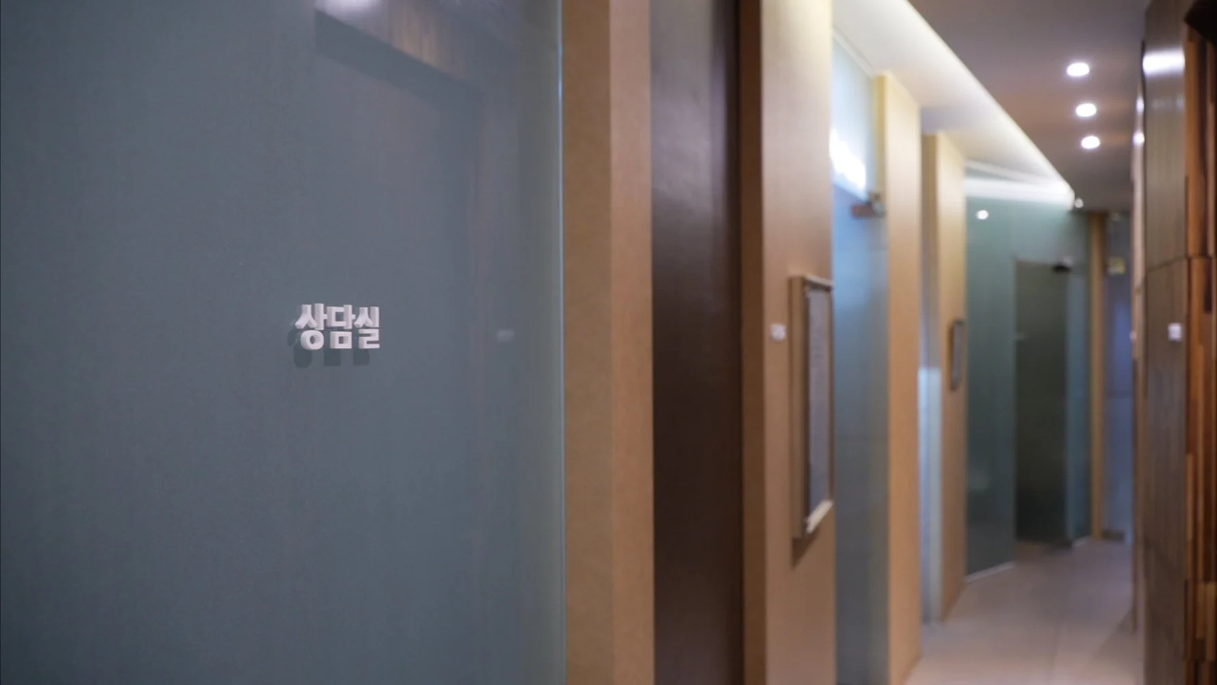 20251210_a0096T01 대기실에서 다른 환자와 마주치는 불편함 없이, 편안하고 독립된 환경에서 진료볼 수 있는 병원 구성