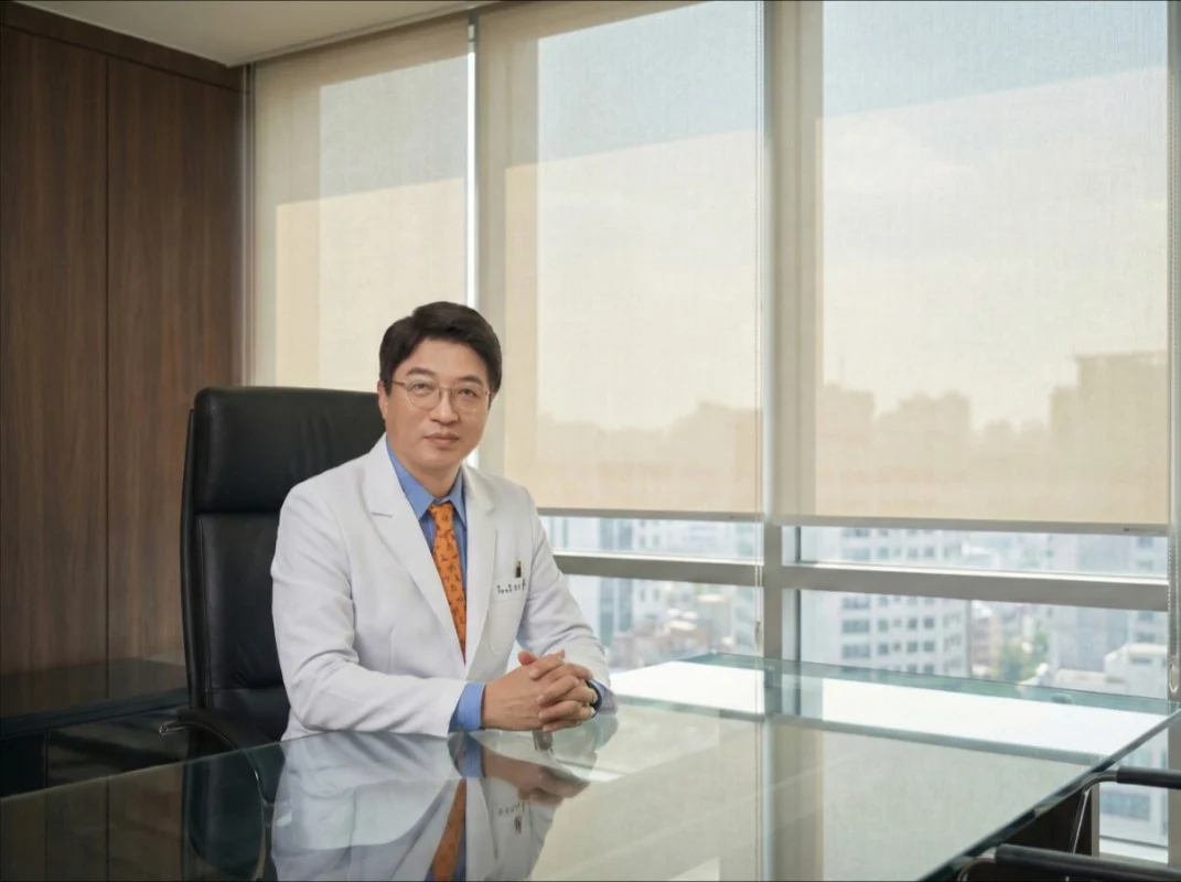 강동우 성의학 클리닉 대표원장 진료실 프로필 발기부전 조루 전문 강동우 원장 AI 프로필 상담 모습 발기부전 치료