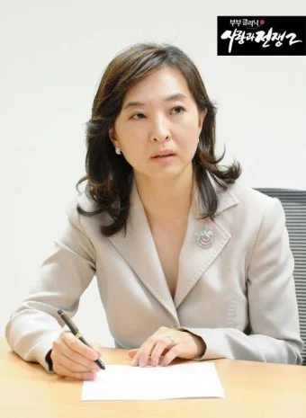 KBS 부부 클리닉 사랑과 전쟁2 출연 – 백혜경 원장 부부성상담 백혜경 원장이 KBS 부부 클리닉 사랑과 전쟁2에 출연해 부부성상담 전문가로 책상에서 상담 장면을 연출하는 모습