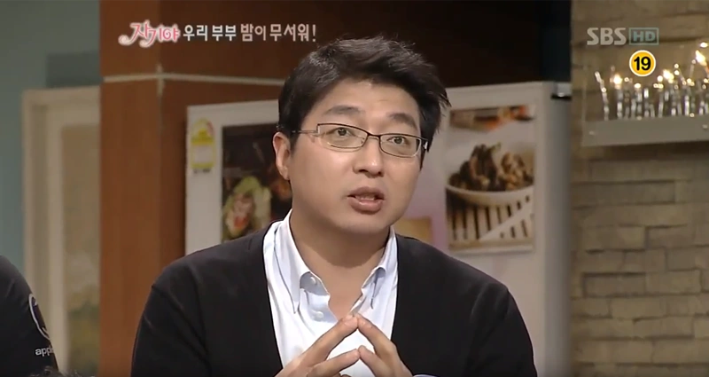 SBS 자기야 우리부부 방송에서 남성 전문가가 부부 성생활 문제를 주제로 발언하는 장면 [미확인: 출연자]