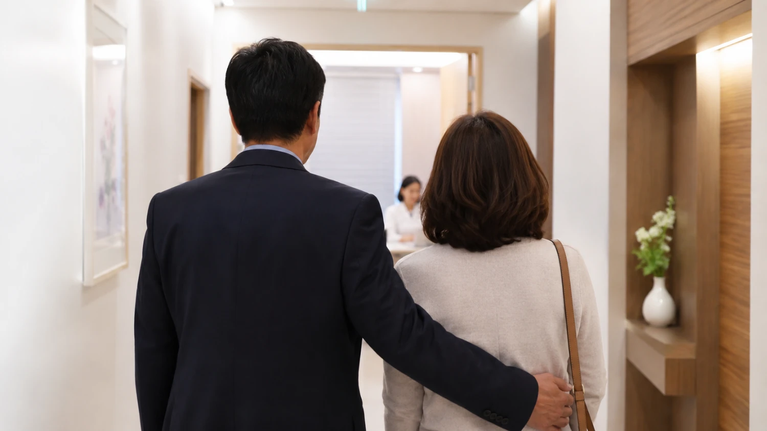 발기 풀림 평가를 위해 함께 내원한 두 사람 발기 유지 어려움을 함께 평가받기 위해 클리닉을 찾은 커플의 뒷모습
